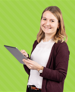 Arbeitnehmerin registriert sich an Tablet