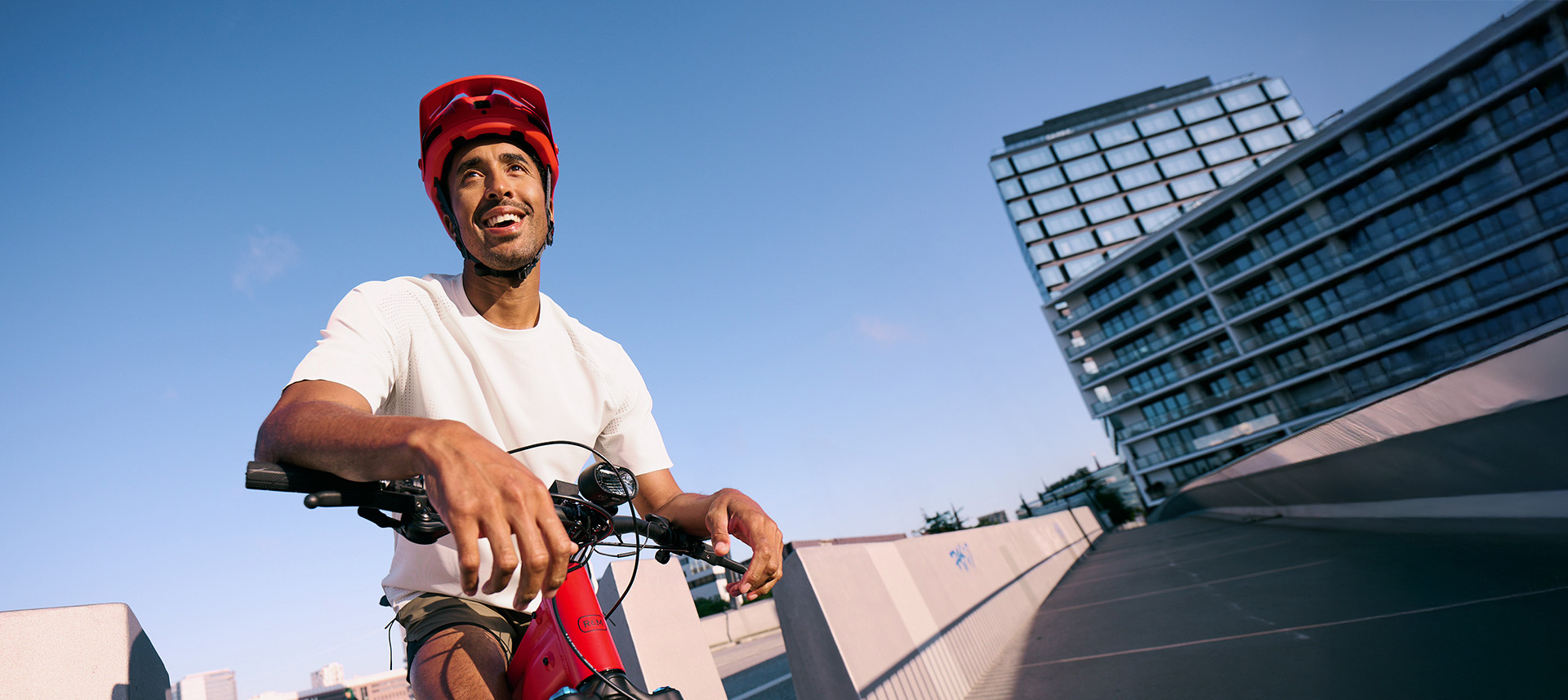 Mann lehnt sich auf Mountainbike-Lenker in städtischer Umgebung