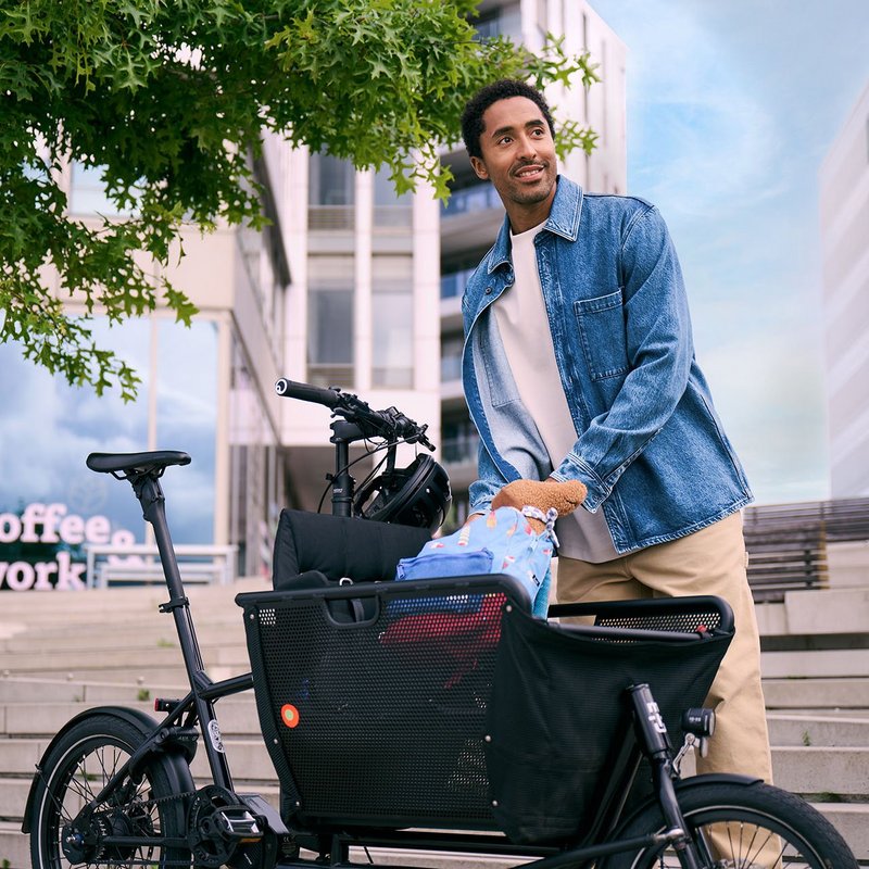Mann bepackt Lastenrad