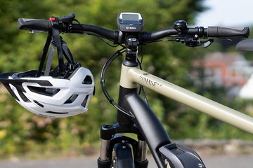 Abgestelltes Fahrrad mit Helm am Lenker
