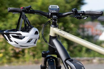 Abgestelltes Fahrrad mit Helm am Lenker