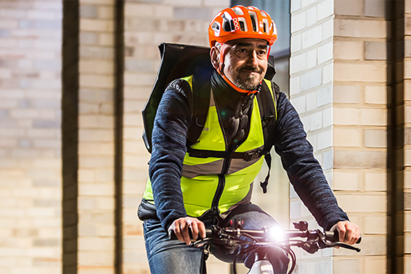 Radfahrer mit Warnweste