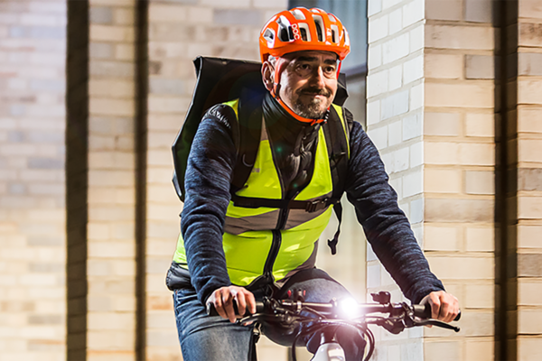 Radfahrer mit Warnweste