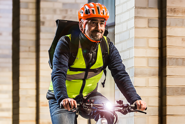 Radfahrer mit Warnweste