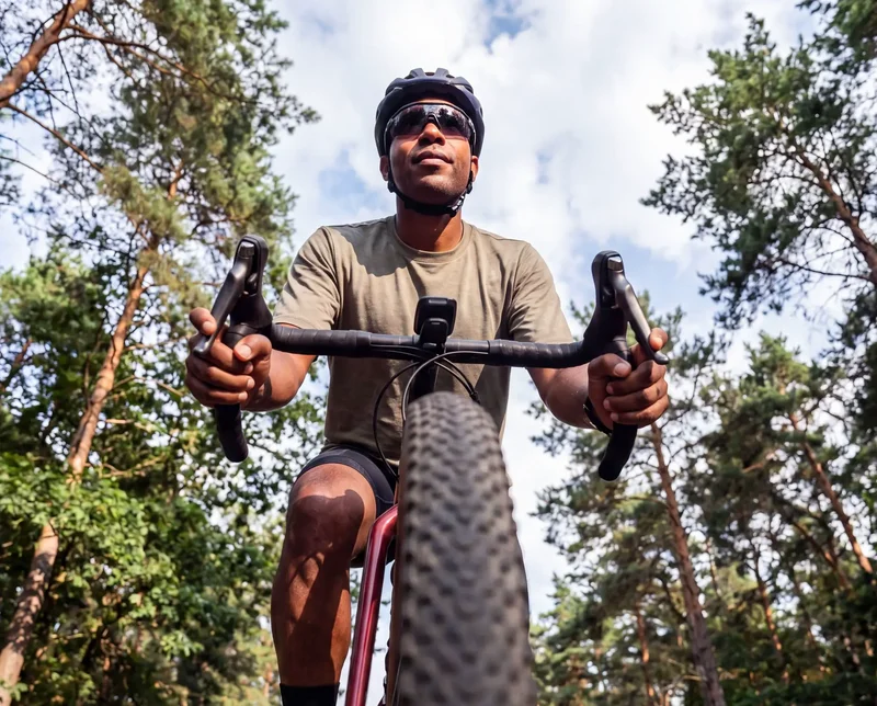 Mann auf Gravelbike während der Fahrt von unten gesehen