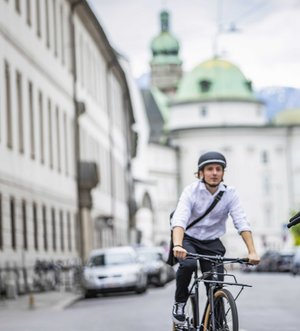 Mann und Frau auf Diensträdern in der Stadt
