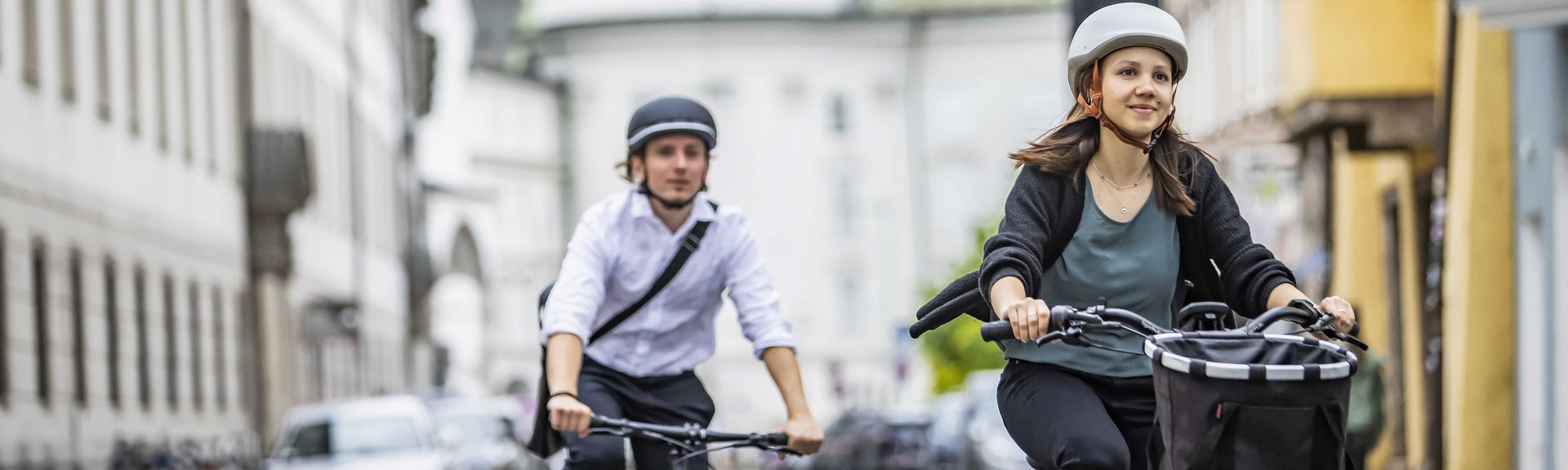 VCÖ Mobiltitäspreis Mann und Frau auf Diensträdern in der Stadt