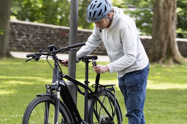 Radfahrer schließt eBike ab