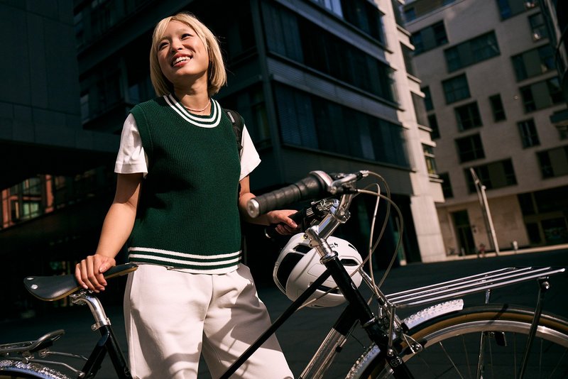 Frau schiebt Fahrrad