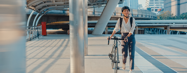Frau schiebt Rennrad