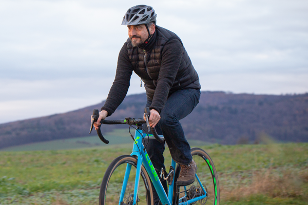 Mann auf Cube Gravelbike fährt über Wiese