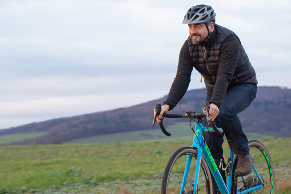Mann auf Cube Gravelbike fährt über Wiese