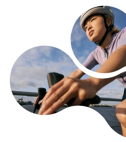 Grafisch gestaltetes Bild mit zwei kreisförmigen Ausschnitten einer Radfahrerin mit Helm auf einem Fahrrad vor Himmel und Wasser.