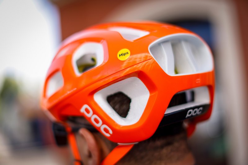 Rennradfahrer mit POC Helm 