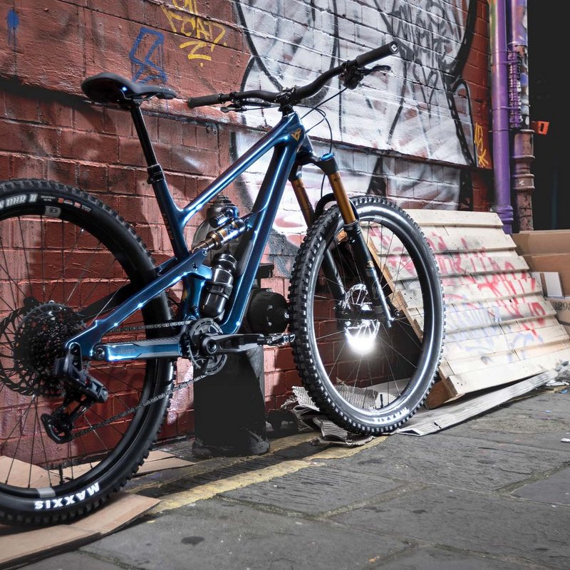 YT Jeffsy Mountainbike vor Hauswand