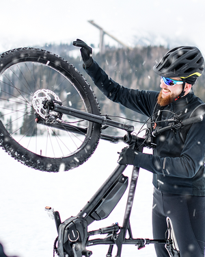 3 Mountainbiker in winterlicher Landschaft
