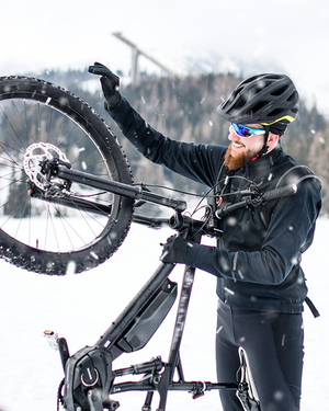 3 Mountainbiker in winterlicher Landschaft