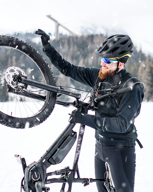 3 Mountainbiker in winterlicher Landschaft