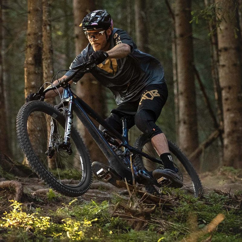 Mountainbiker auf YT Jeffsy am Trail