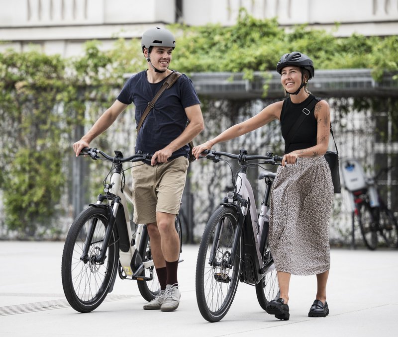 In die Arbeit mit dem E-Bike statt mit dem Auto: Mitarbeiter sparen Benzinkosten durch Dienstrad-Leasing