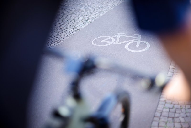 Radfahrer auf städtischem Radweg