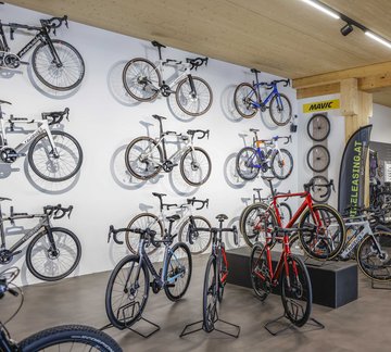 Verkaufsfläche mit diversen Rennradmodellen