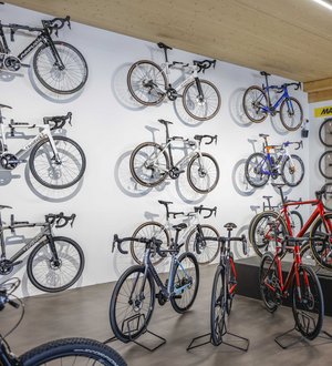 Verkaufsfläche mit diversen Rennradmodellen