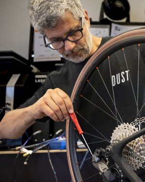 Radmechaniker stellt Schaltung ein 