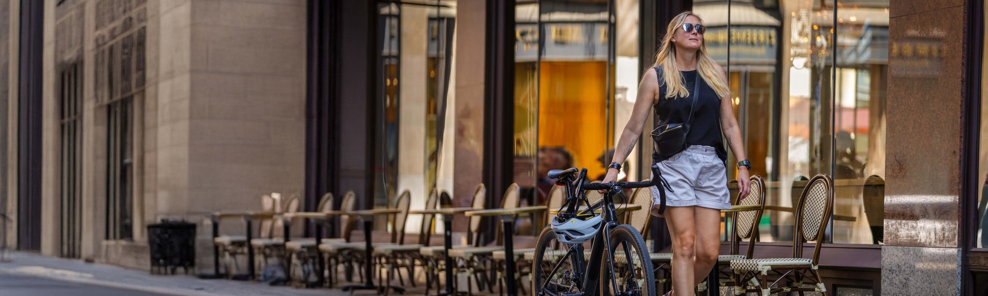 Übernahme des geleasten Dienstrads Frau schiebt Cannondale Topstone in der Stadt
