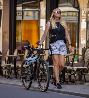 Frau schiebt Cannondale Topstone in der Stadt