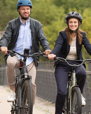 Mann und Frau auf Diensträdern