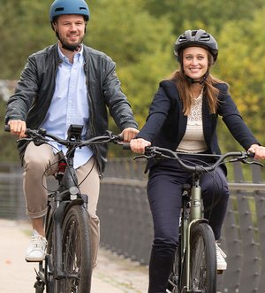 Mann und Frau auf Diensträdern