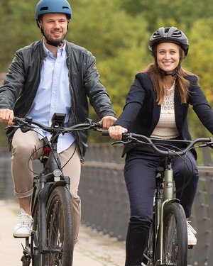 Mann und Frau auf Diensträdern