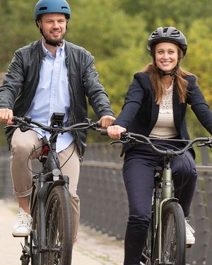 Mann und Frau auf Diensträdern