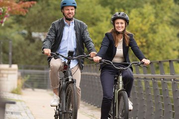 Mann und Frau auf Diensträdern