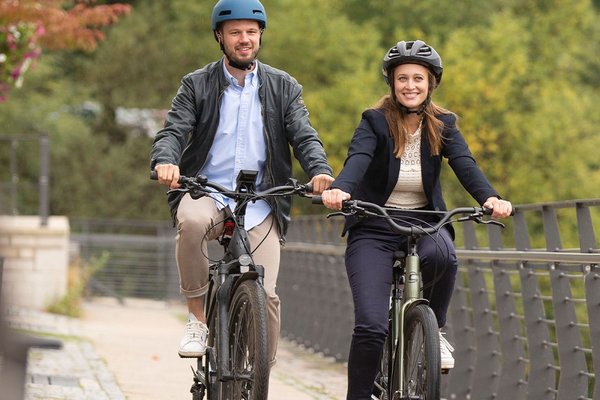 Mann und Frau auf Diensträdern