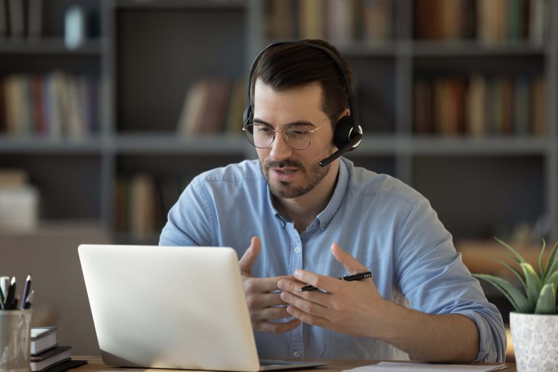 Mann am Laptop nimmt an Webinar teil