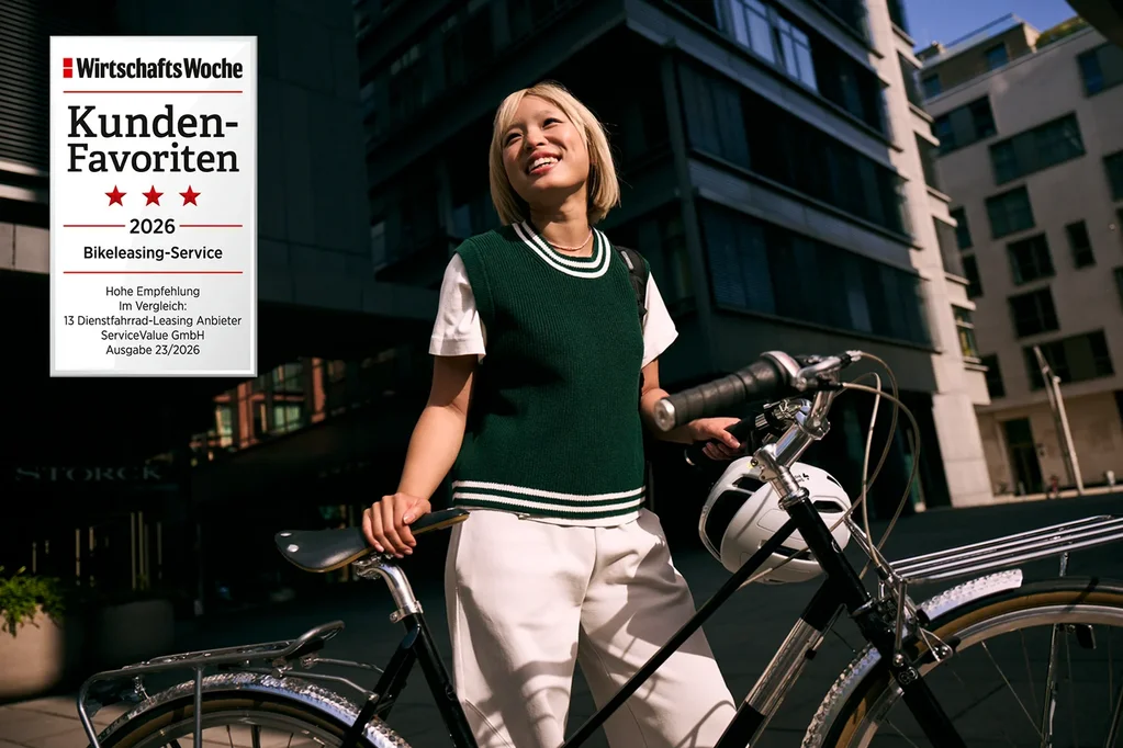 Frau steht in der Stadt neben einem Fahrrad und lächelt; links ist ein Siegel „WirtschaftsWoche Kunden-Favoriten 2026“ für Bikeleasing-Service eingeblendet.