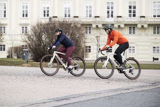 Gravelbiker halten sich mit ihren Diensträdern durch tägliche Bewegung fit