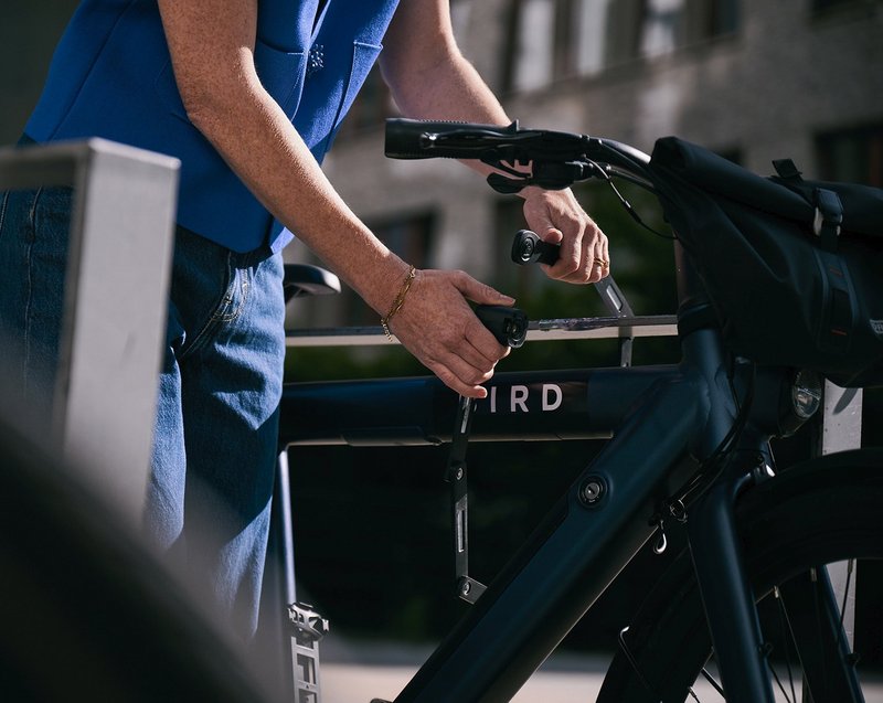 Mann sperrt Stadtrad ab