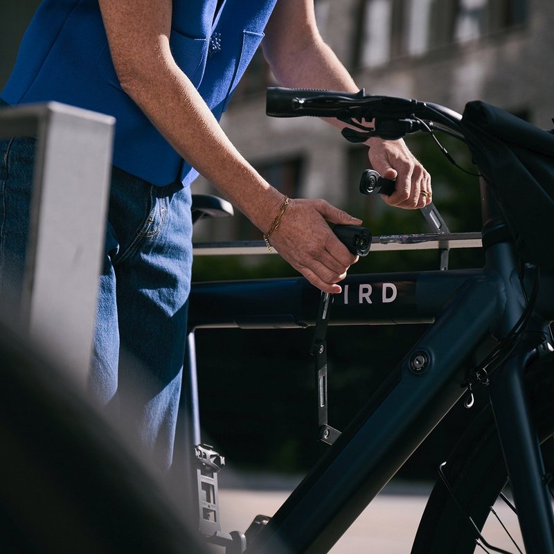 Mann sperrt Stadtrad ab