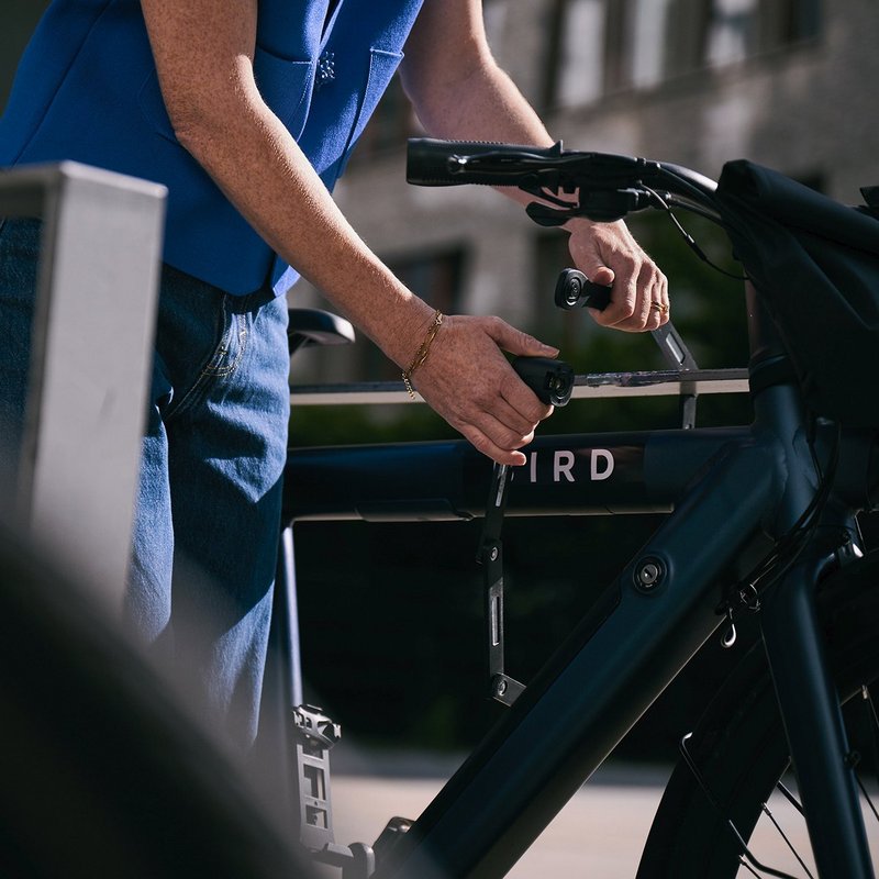 Mann sperrt Stadtrad ab