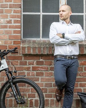 Mann mit eBike