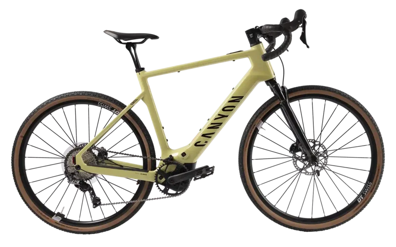 Seitenansicht eines hellgrünen Canyon Gravel-E-Bikes mit Dropbar-Lenker, Scheibenbremsen und braunen Reifenflanken vor hellem Hintergrund.