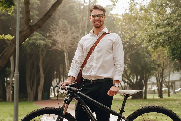 Mann mit Mountainbike