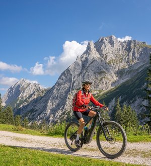 E-Bikerin auf Tour im Gebirge