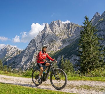 E-Bikerin auf Tour im Gebirge