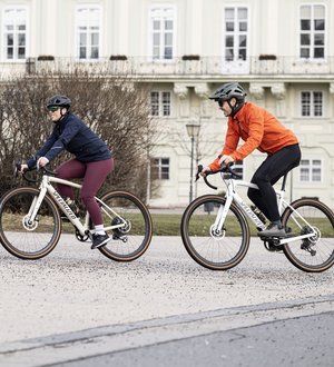 Gravelbikerin und Gravelbiker in Wien