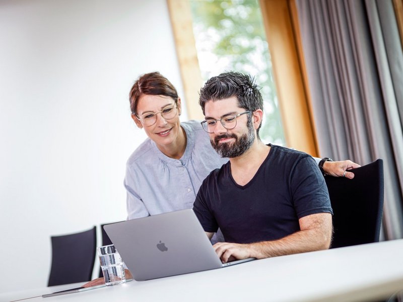 Bikeleasing-Mitarbeiter am Laptop