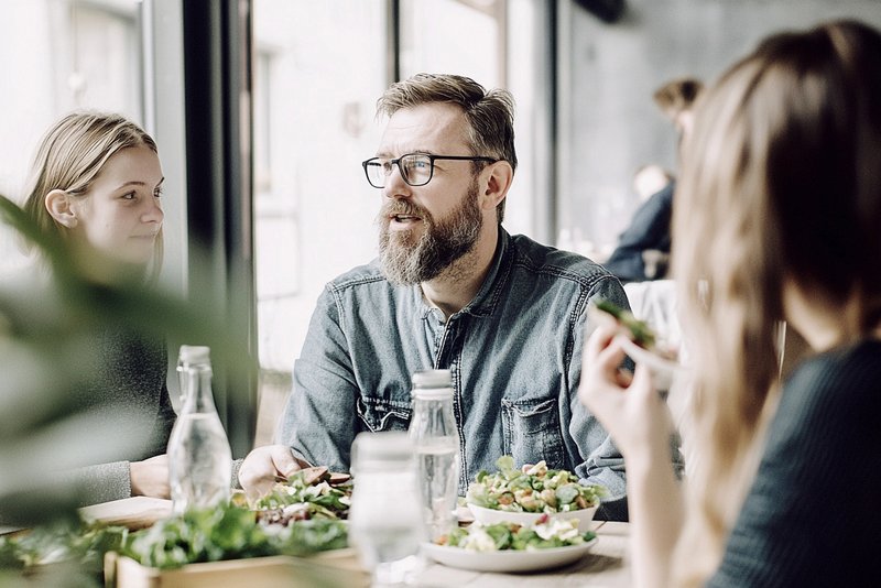 3 KollegInnen beim Mittagessen